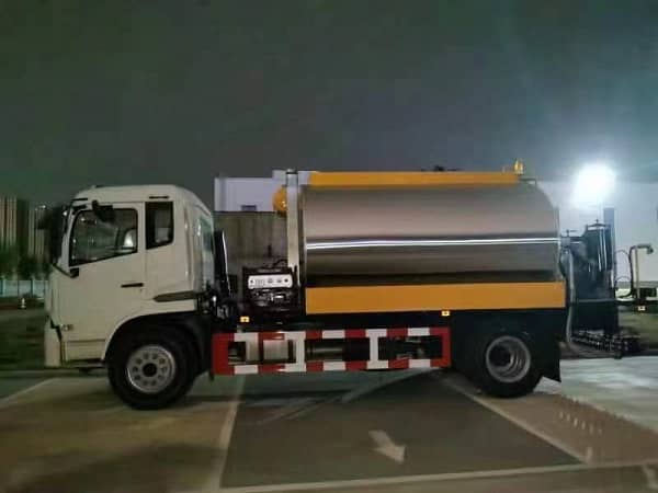 What types of asphalt spreading trucks can be divided into_1